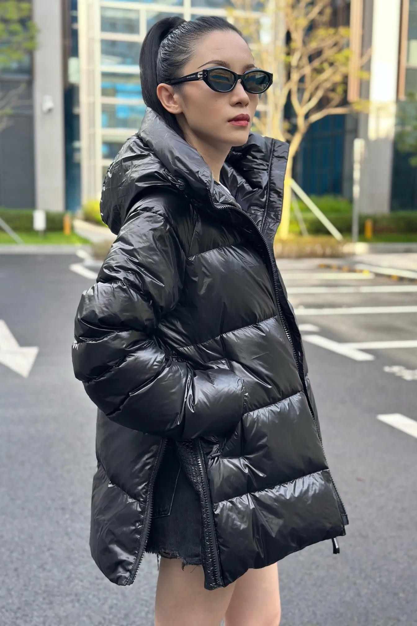 P1060 Big Goose 2239L Women's Puff Bread Jacket [Specially for foreign trade with high quality] Canada Goose Canada Goose Cypress Series Hooded Waterproof, Windproof and Warm Down Jacket Women's The new style of the Cypress series will make you stand out. This down jacket is an ideal winter piece. This style is filled with white duck down. Featuring a thin, channel-filled construction with lightweight fabrics and trim, it feels lightweight and adds warmth. The chin-protecting suede knit stand-up collar is soft and adds comfort. An adjustable down hood with cord closure adds warmth and protection against the elements. The back is designed with the iconic double-stripe black reflective decorative stripes to make you more visible in dim environments. The inner layer has removable elastic straps, making the jacket easy to carry on the shoulder and hands-free. Side zipper gusset dries and breathes when moving. Color: black with red label, silver birch Size: XS-2XL